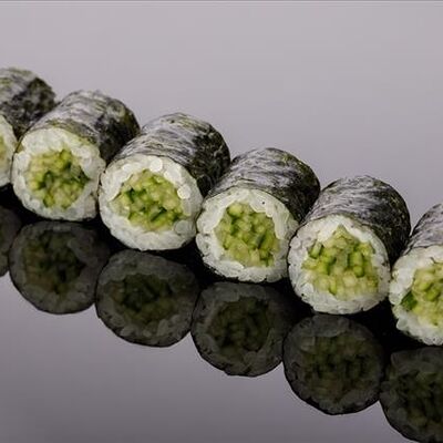 Ролл с огурцом в Bluefin по цене 450 ₽