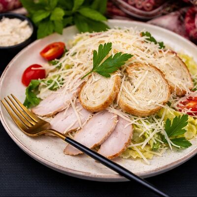 Цезарь с курицей в 17 шампуров по цене 555 ₽