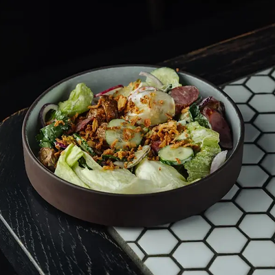 Салат с копчёными колбасками в Waterzooi по цене 540 ₽