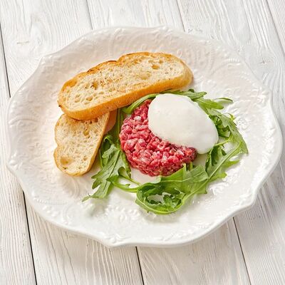 Тартар из говядины в Пармезан по цене 745 ₽