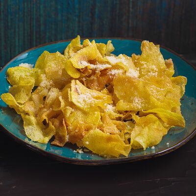 Картофельные чипсы собственного приготовления с сыром в Длинный нос по цене 240 ₽