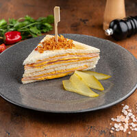 Сэндвич с ветчиной и сыром в Loft pub