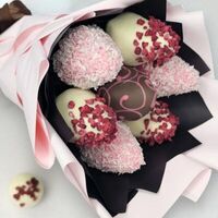 Букет из 7 клубник в белом и молочном бельгийском шоколаде: сладкий подарок ручной работы, арт. 4056 в DariDV