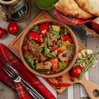 Говядина по-кавказски с помидорами и печеным картофелем в Дункан