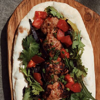 Кебаб из ягненка, мятный хумус, узбекские томаты в Folk по цене 1380 ₽