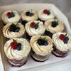 Набор трайфлов, десерт в стакане на праздник Красный бархат и Сникерсв Sweet Caprice по цене 3649