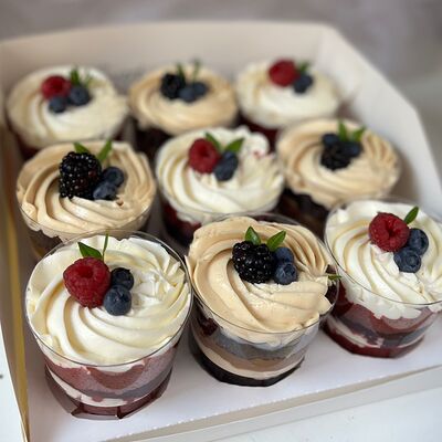 Набор трайфлов, десерт в стакане на праздник Красный бархат и Сникерсв Sweet Caprice по цене 3649 ₽