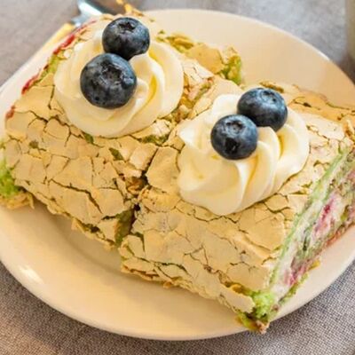 Фисташковый рулет в Luffy Coffee & Art по цене 1300 ₸