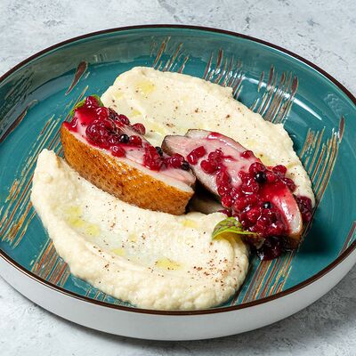 Утиная грудка с ягодным соусом с кремом из сельдерея в Шато Винтаж по цене 1200 ₽