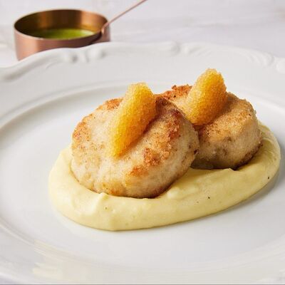 Щучьи котлеты с картофельным пюре и соусом из шпинатав Рыба моя по цене 1390 ₽