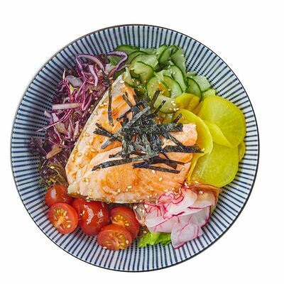 Салат с обжаренным лососем в J‘PAN по цене 630 ₽