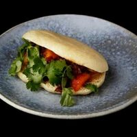 Бао с уткой, цитрусами и соусом хойсин в Кабуки
