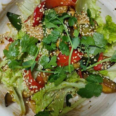Теплый салат с курицей, запеченными овощами под соусом терияки в Столица по цене 750 ₽