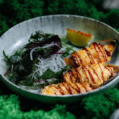 Запеченные мидии под сырным соусом в Эбби Noodles & Sushi Bar по цене 505 ₽