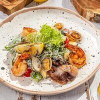 Теплый салат с морепродуктами в Хантама
