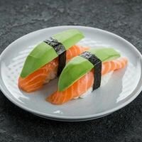 Суши с лососем и авокадо в Ikigai