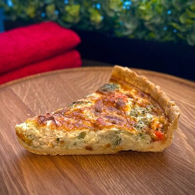 Киш с лососем и брокколив Кишерия Finch bakery по цене 540 ₽