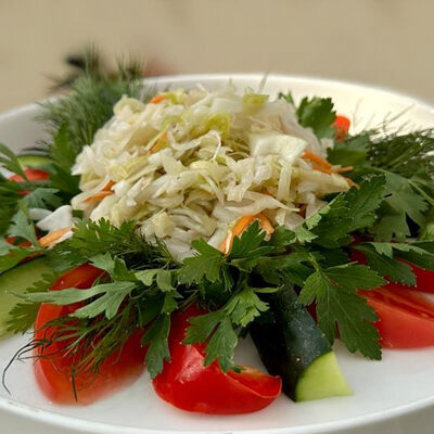 Ассорти из свежих овощей и зелени в Crystal по цене 440 ₽