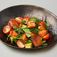 Салат с лососем и рукколой в Mojo