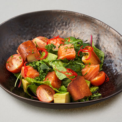 Салат с лососем и рукколой в Mojo по цене 640