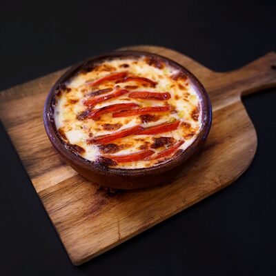 Сыр Сулугуни со свежими помидорами в ЛАЛИКО ГРУЗИНСКАЯ КУХНЯ по цене 740 ₽