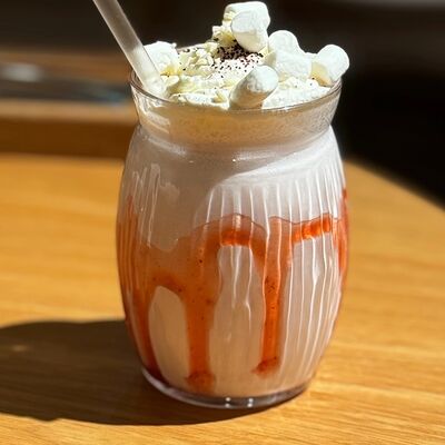 Клубничный милкшейк в Городское кафе N31 по цене 531 ₽