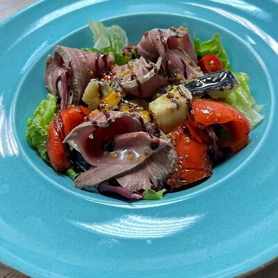 Салат с ростбифомв Лес и лис по цене 890 ₽