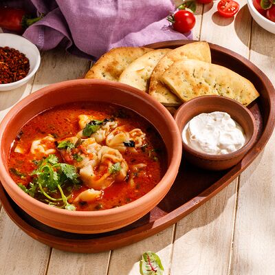 Томатный суп с пельменями из ягненка в Хочу харчо по цене 790 ₽