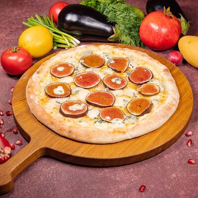 Хачапури с горгонзолой и хурмой в Чичилаки по цене 1150 ₽