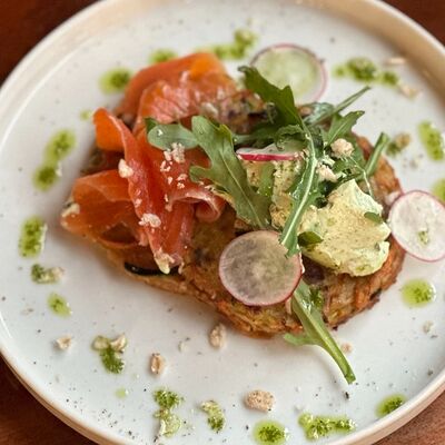 Овощные оладьи из цукини с лососем в Кофестория по цене 720 ₽