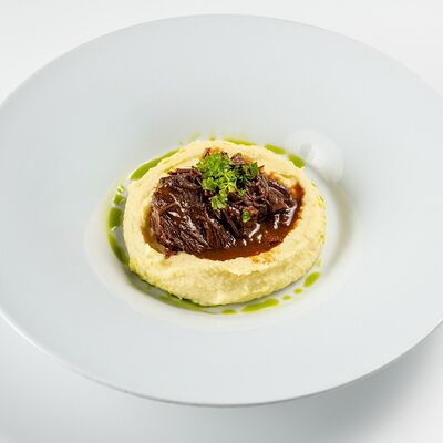 Томленые говяжьи щечки в Космос по цене 870 ₽