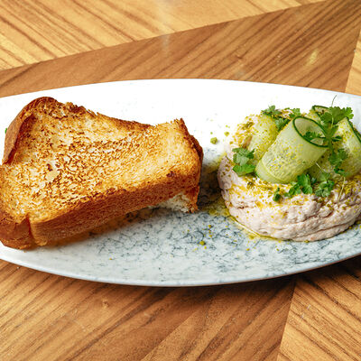 Рийет из копчёной сёмги со свежими огурцами и фисташками в Riesling Boyz по цене 840 ₽