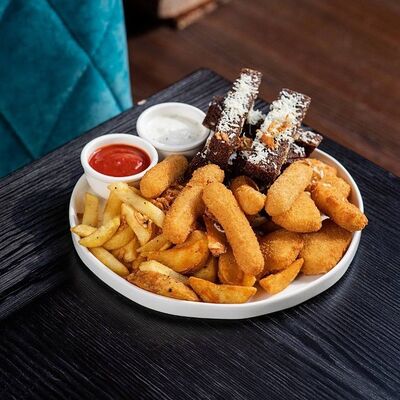 Большая тарелка к пиву в The burger lab по цене 890 ₽