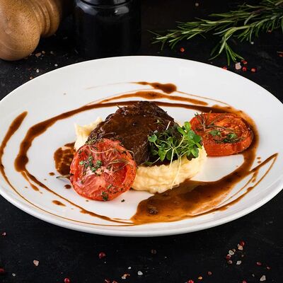 Говяжьи щечки с картофельным пюре в Catch по цене 39 р.