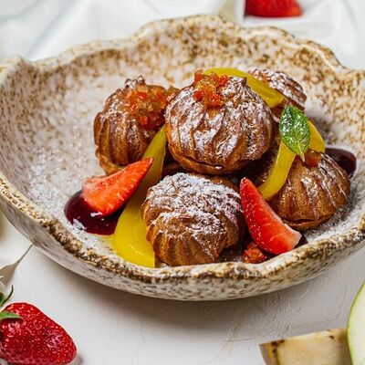 Профитроли с начинкой из куриного паштета в Pro Italia по цене 550 ₽