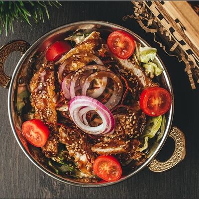 Салат с индейкой терияки в Крафт & Бургер по цене 610 ₽