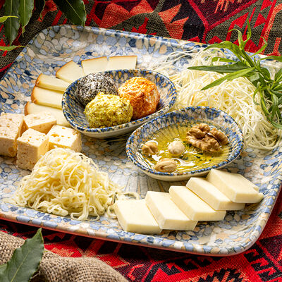 Ассорти кавказских сырных деликатесов с медом и орехами в Хмели & Сунели по цене 980 ₽