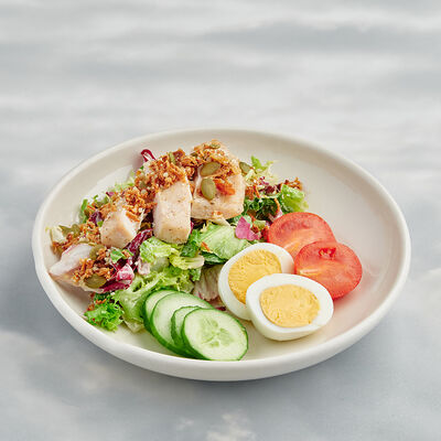 Салат с курицей, овощами и пармезаном в Буше по цене 495 ₽