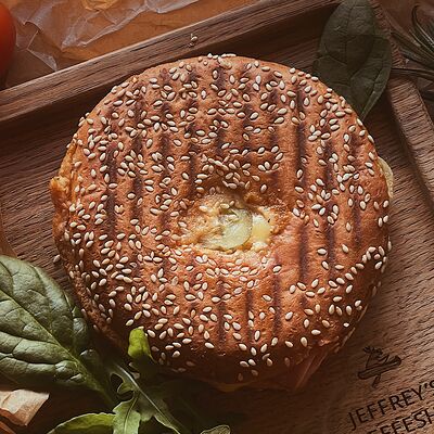 Бейгл с индейкой, печеным перцем и соусом айоли в Jeffreys coffee shop по цене 329 ₽
