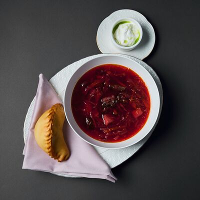 Борщ с томленой говядиной, с пирожком из капусты и сметаной в Duran по цене 590 ₽