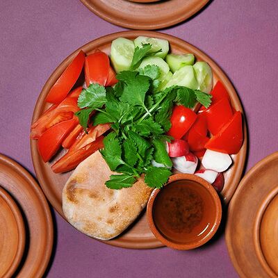 Овощная тарелка в Хачапури и вино по цене 295 ₽