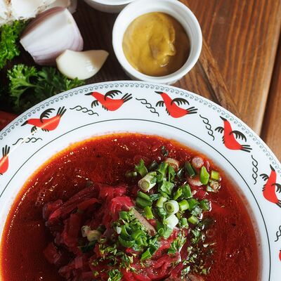 Борщ с говядиной, салом и сметаной в Первый сырный бар Friends по цене 650 ₽