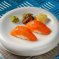 Суши с лососем в Skybar