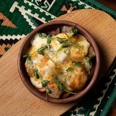 Язычки бараньи запеченные с пряными травами, сыром и томатами в Пхали по цене 870 ₽