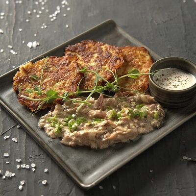 Драники с грудинкой и беконом под сливочным соусом в Гвозди по цене 490 ₽