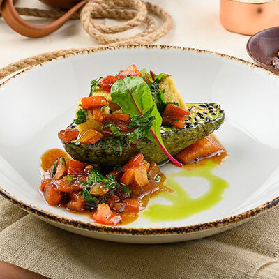 Запеченый на мангале авокадо с сыром тофу и томатной сальсой в Кавказ по цене 350