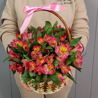 Корзина с альстромерией # 36 в Arsentev Flowers по цене 3390 ₽