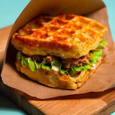 Картофельная вафля с рваной свининой в Co.mein по цене 580 ₽