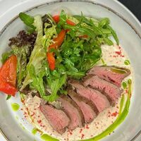 Стейк-салат с ореховым соусом в Мята Lounge