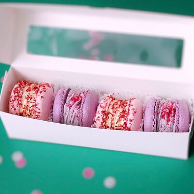 Макарон XL ассорти ваниль-клубника и черничный йогурт в Miracle bakery по цене 1890 ₽